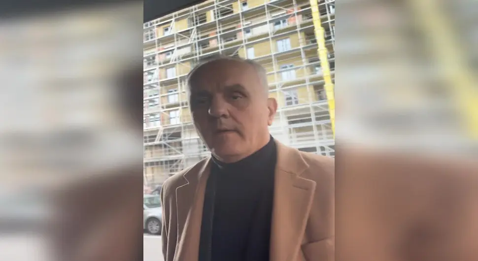 Зијаду Крњићу се очигледно не жури, возачи чекају, он им поручује: "Прорадиће"