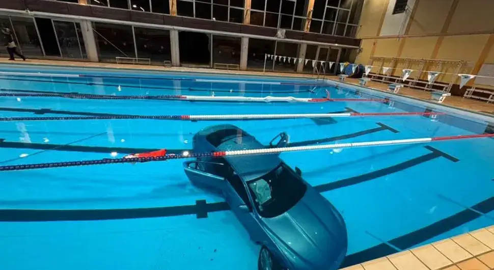 Аутом упао у базен