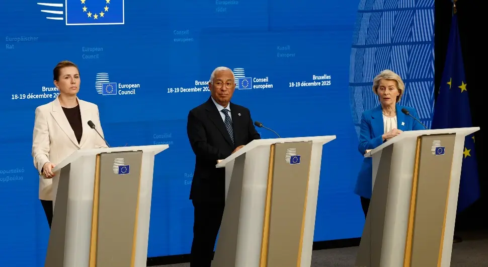 С лијева на десно, премијерка Данске Мете Фредериксен, предсједник Европског савјета Антонио Коста и предсједница Европске комисије Урсула фон дер Лајен учествују на конференцији за медије на самиту ЕУ у Бриселу