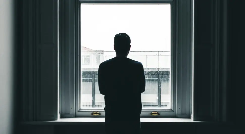 Човjек плакао у тржном центру, пријетио да ће да скочи