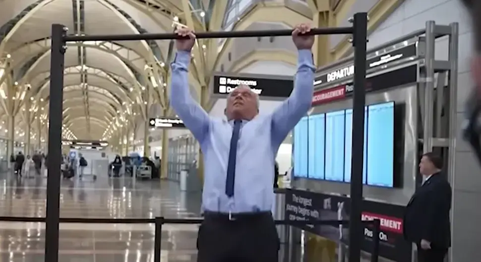 Амерички министар здравља (71) такмичио се у згибовима са министром саобраћаја и то на аеродрому у Вашингтону