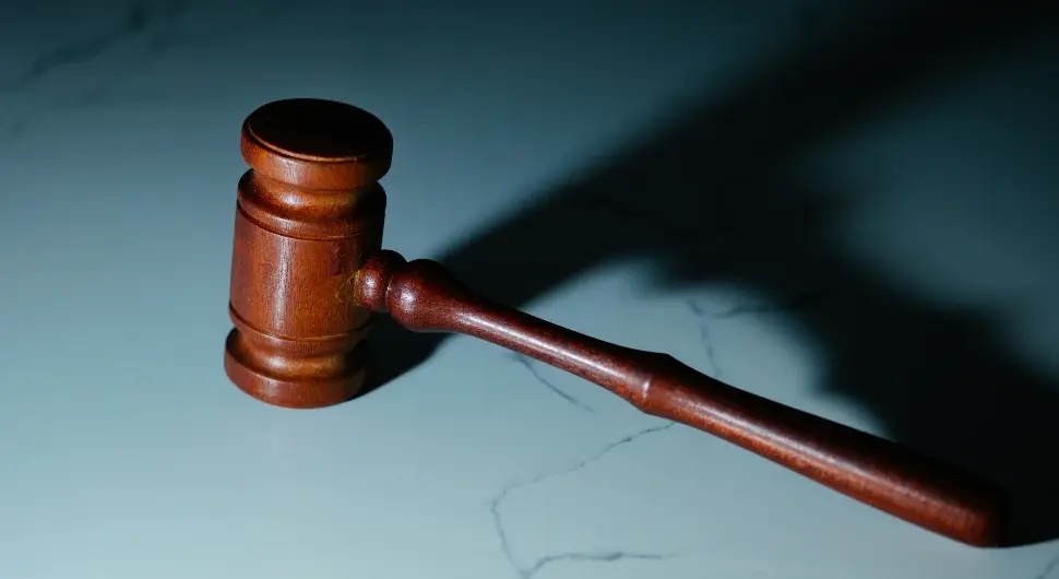 Строг, али правичан: У Кини судске спорове рјешава АИ судија