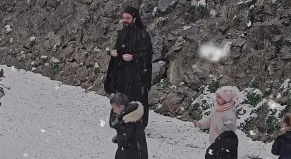 Зимска идила у манастиру Манасија: Ухваћени дивни моменти, дјеца се грудвају са монасима