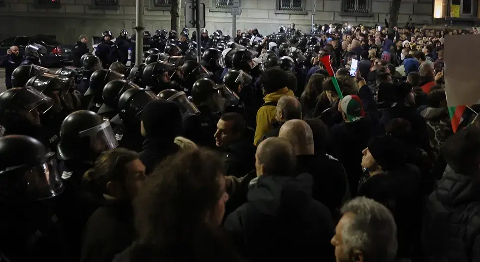 Хаос у Софији, на полицију летјеле флаше и каменице