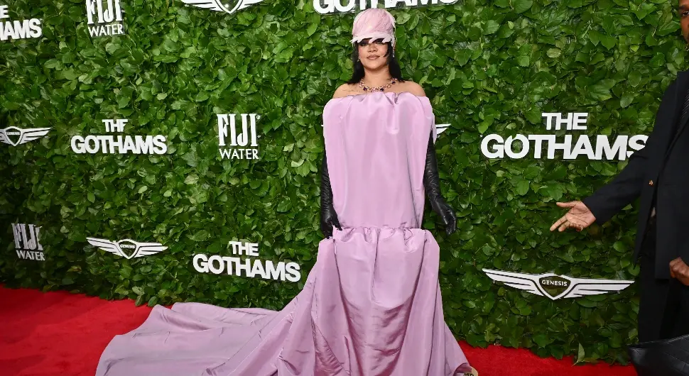 Славна Ријана шокира модним избором