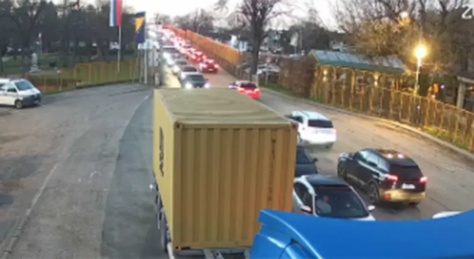 Гужва на граници са Хрватском не јењава