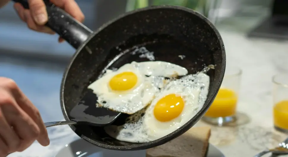 Довољна само кап: Додавањем овог састојка побољшајте укус пржених јаја