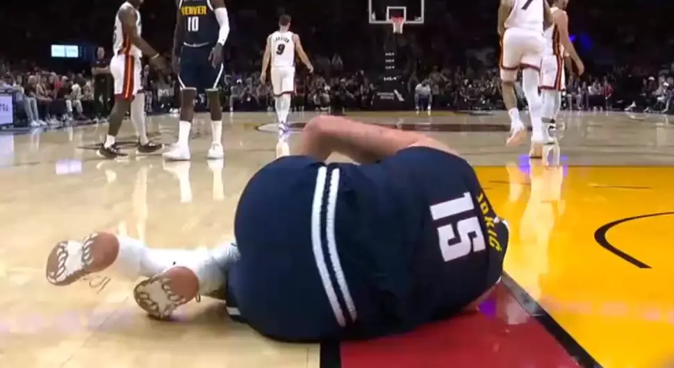 Лоше вијести из НБА: Никола Јокић повриједио кољено, једва изашао са терена