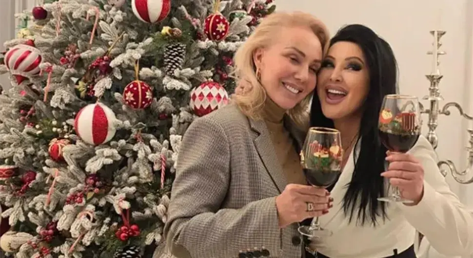 Лепа Брена дошла у милионски дворац Драгане Мирковић: Наздравиле из јаког разлога