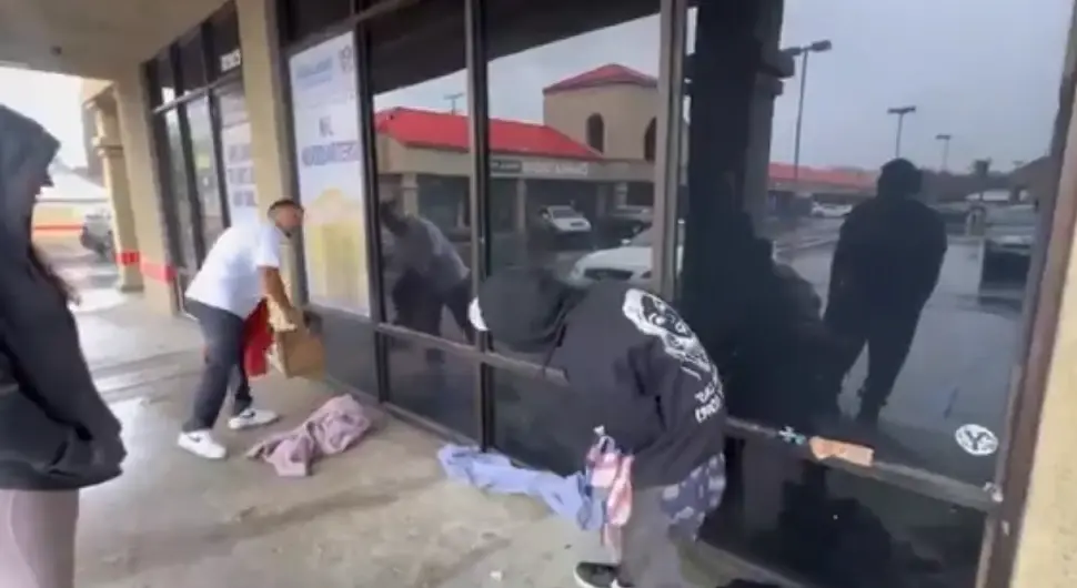 Дотакао је дно: Глумац снимљен како бауља улицама и моли за дрогу