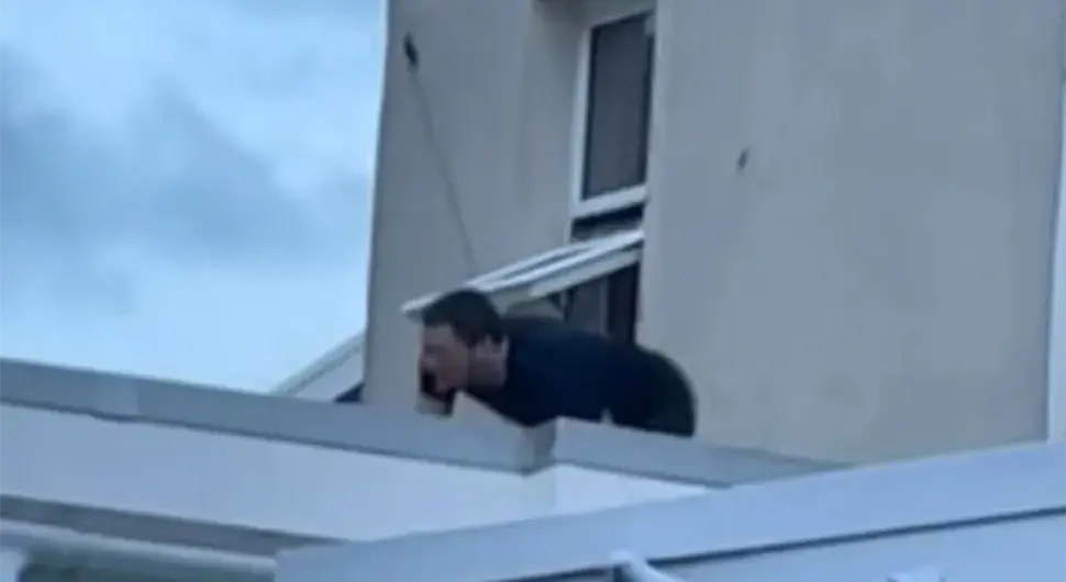 Мушкарац панично побјегао кроз прозор: Изгледа да је муж стигао кући