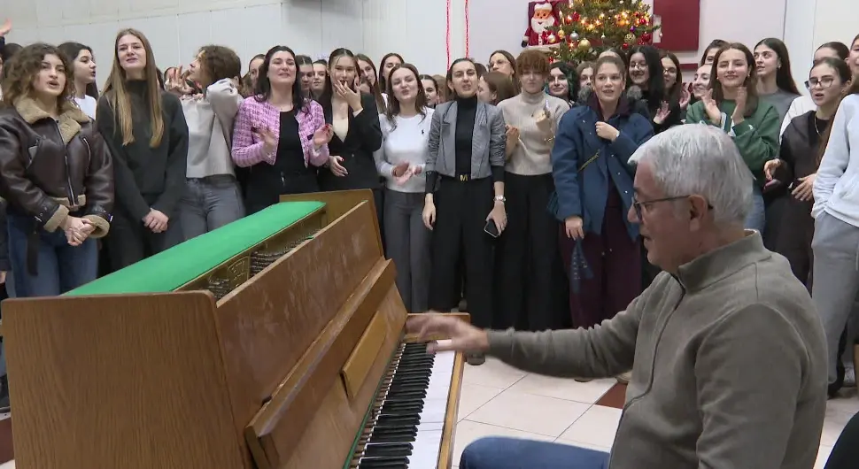 Бањалучки гимназијалци пјесмом испратили професора Банета у пензију