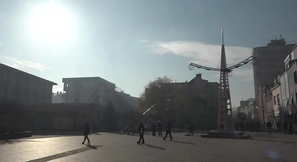 Сунце измамило грађане напоље, али ваздух у Приједору остаје загађен