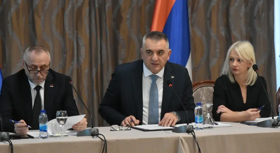 Минић на састанку са представницима организација и удружења проистеклих из рата