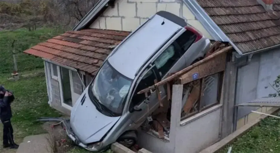 Ауто завршио на крову куће