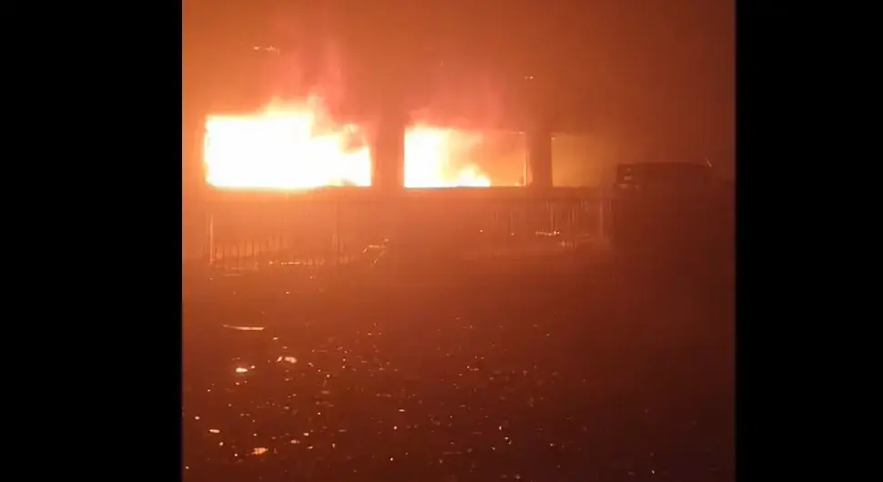 Одјекнуле три снажне експлозије: Пожар гута зграду