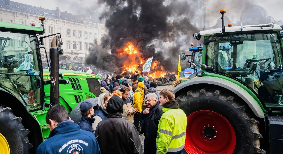 Потпуни хаос у Бриселу: Пољопривредници бацали димне бомбе на полицију, блокирали улице због спорног споразума