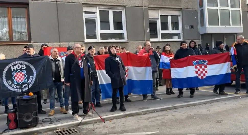 Десничари дошли пред стан градоначелника Загреба, пјевају Томпсонове пјесме