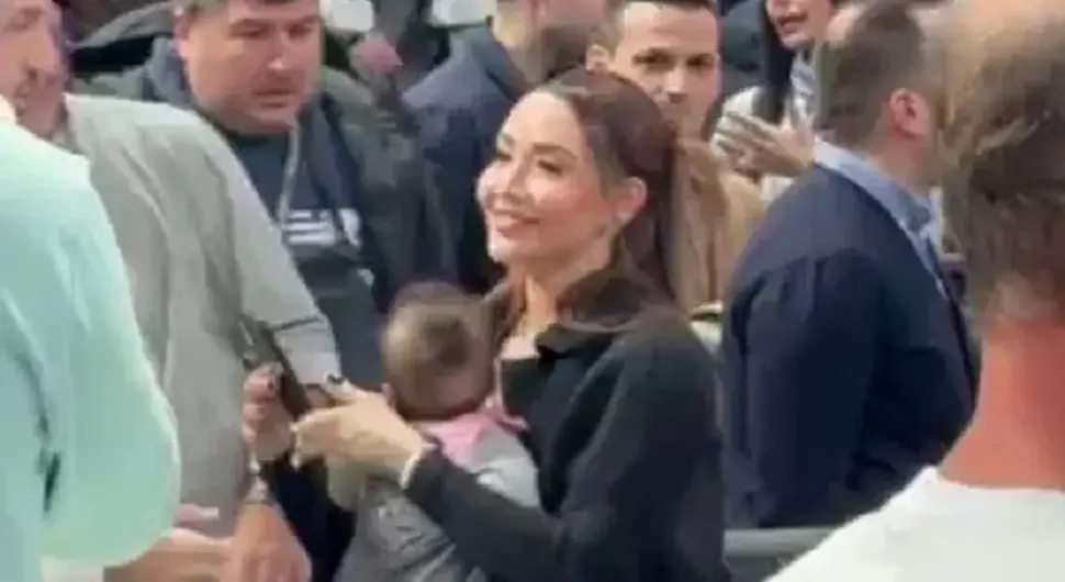 Супруга Матијаса Лесора Трејси на утакмици Партизана