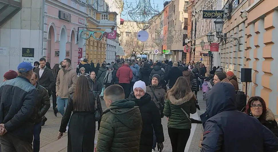 Новогодишња грозница тресе Бањалуку: Гужва у саобраћају, препуна Господска