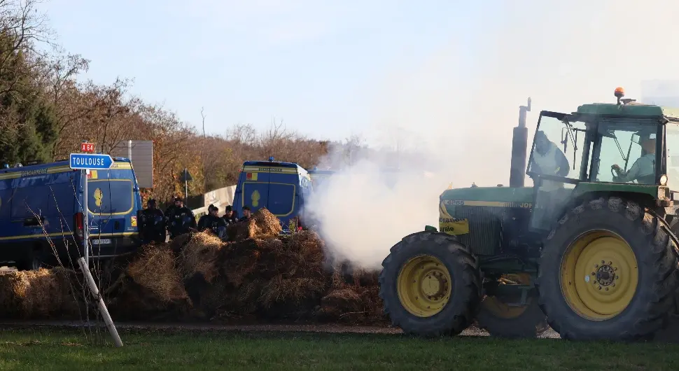 Француски пољопривредници истоварују стајњак протестујући против трговинског споразума Меркосура са јужноамеричким земљама
