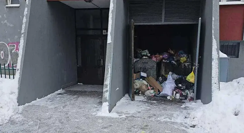 Грађани у Сарајеву огорчени: Иако су прилази очишћени од снијега, Рад и даље не одвози смеће