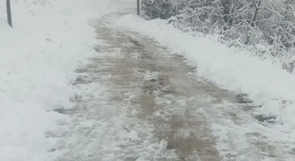 Мјештани Павловца сами чисте снијег, надлежни не реагују