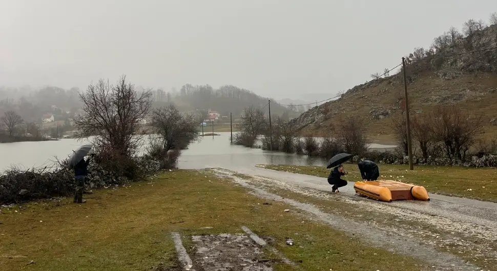 Обилне падавине погодиле Херцеговину: Изливена вода и непроходни путеви заробили мјештане