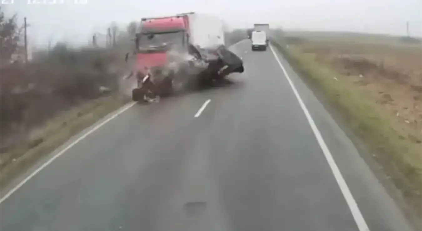 Хорор сцена: Комби се забио директно у камион; Погинуло 7 навијача?