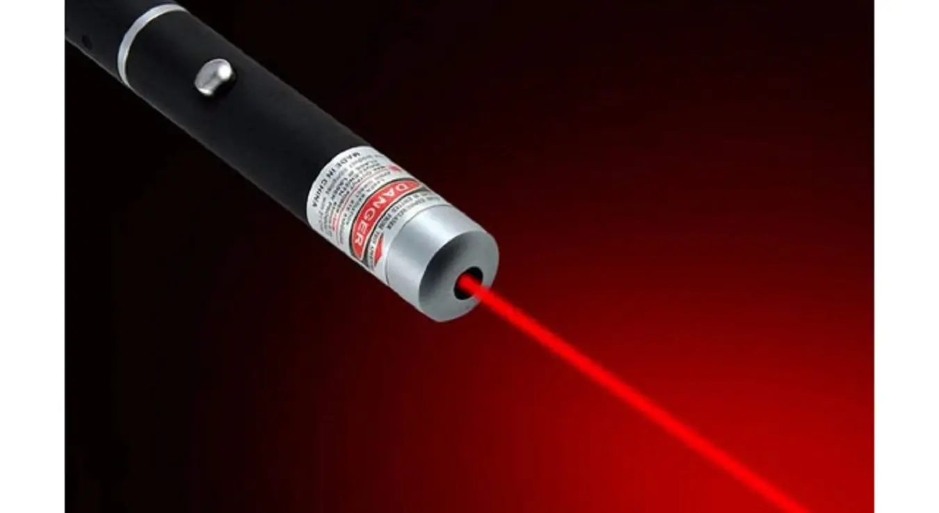 Двоје мале д‌јеце изгубило вид послије забаве са ласерима