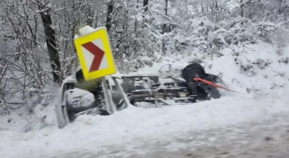 Преврнуо се аутомобил на улазу у Мркоњић Град