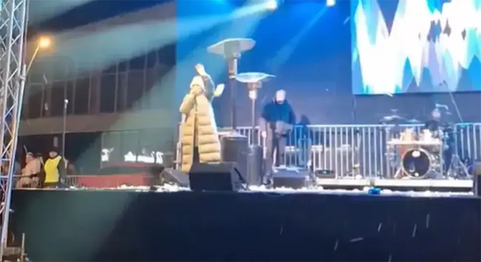 "Имате ли мајке?" Инцидент на концерту Ане Бекуте, гађали је грудвама, она сишла с бине