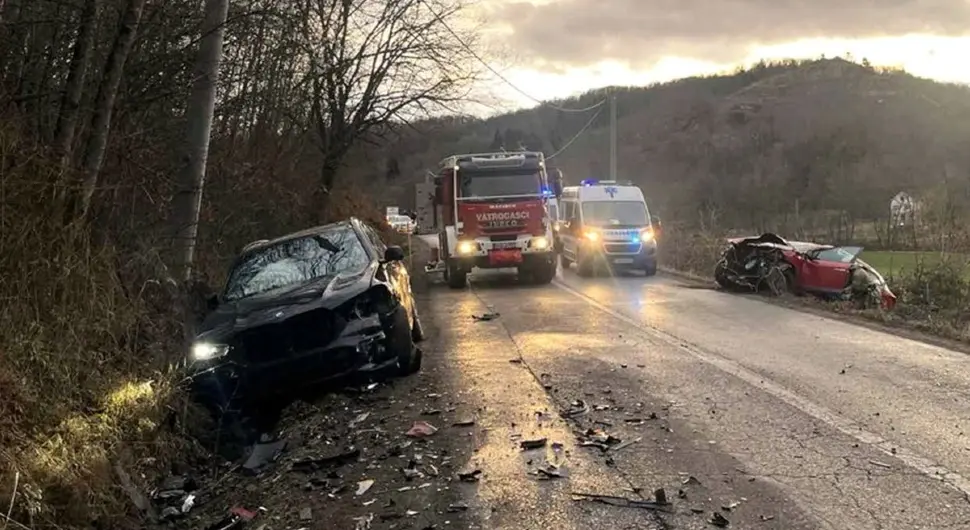 Тежак удес код Приједора: Директан судар два аута, има повријеђених