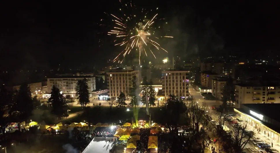 Добој: Дочек Нове године уз ватромет и народњаке