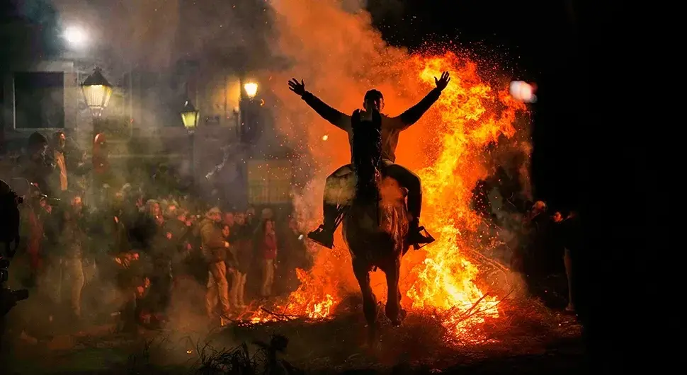 Коњи галопирали кроз ломачу