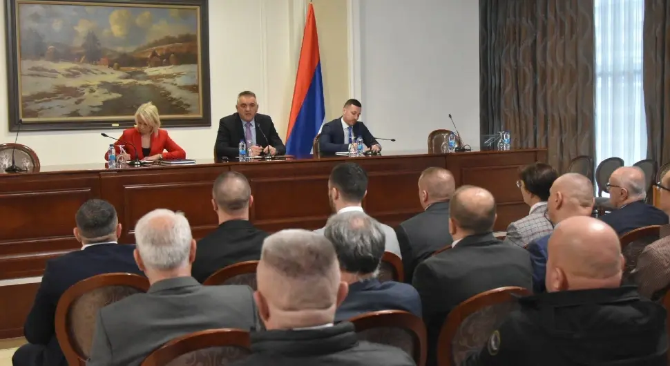 Минић се састао са социјалним партнерима