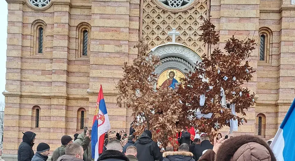 Испред Храма Христа Спаситеља дочекани бадњаци