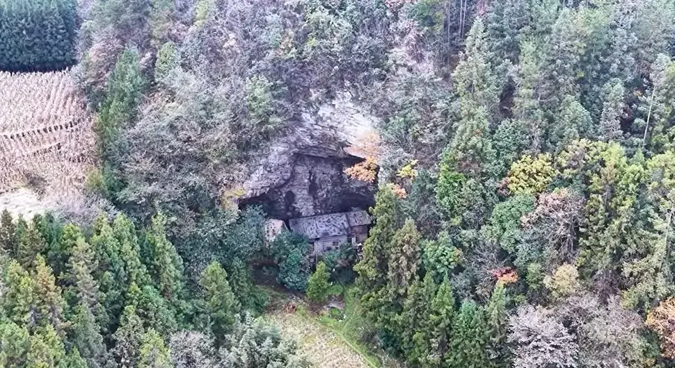 Живи сам на ивици пећине већ 50 година: Сви су га оставили, није желио да оде