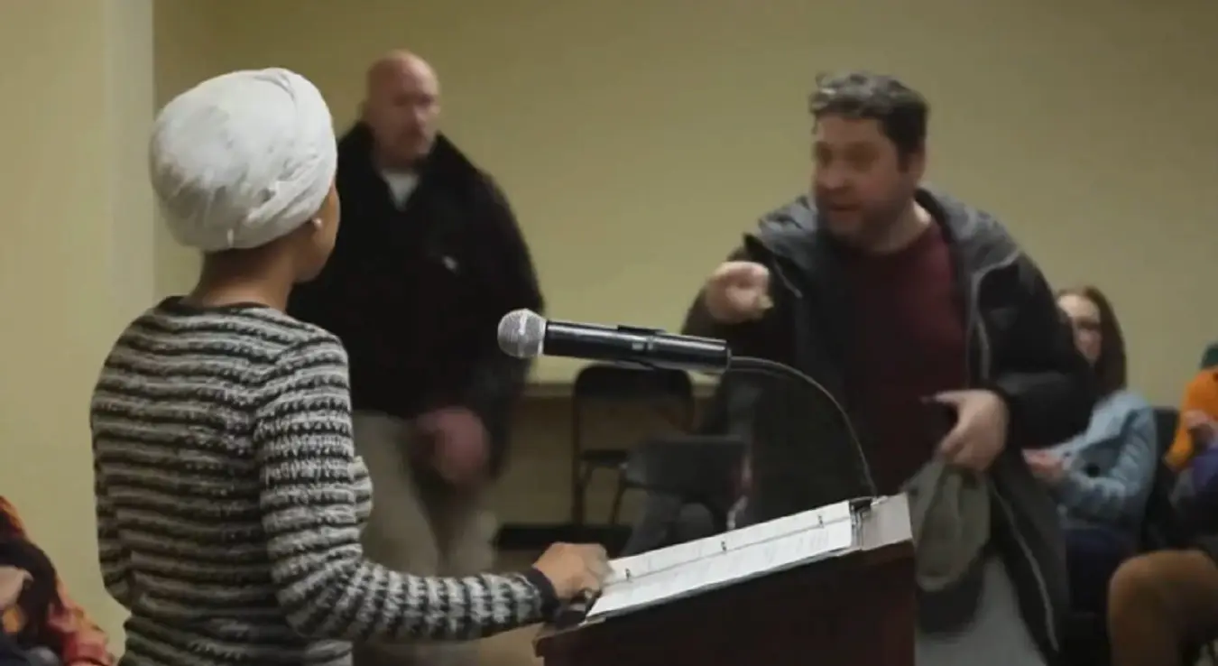 Илхан Омар нападнута непознатом течношћу