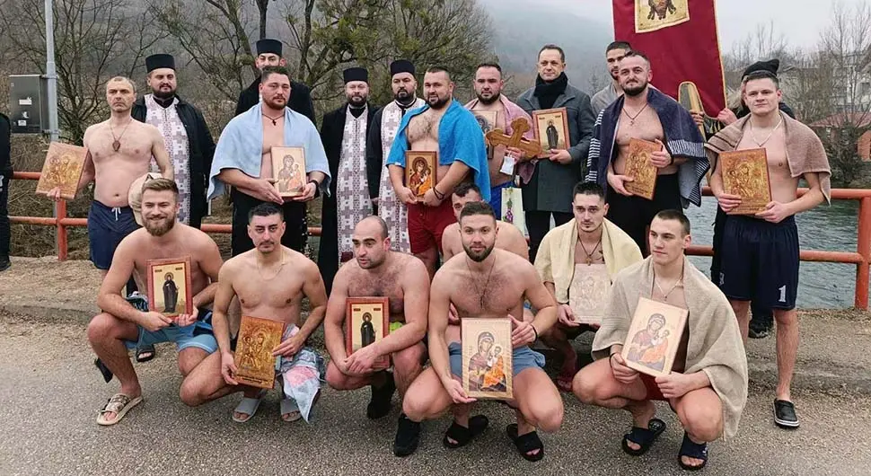 Александар Радојичић први допливао до Часног крста у Рибнику