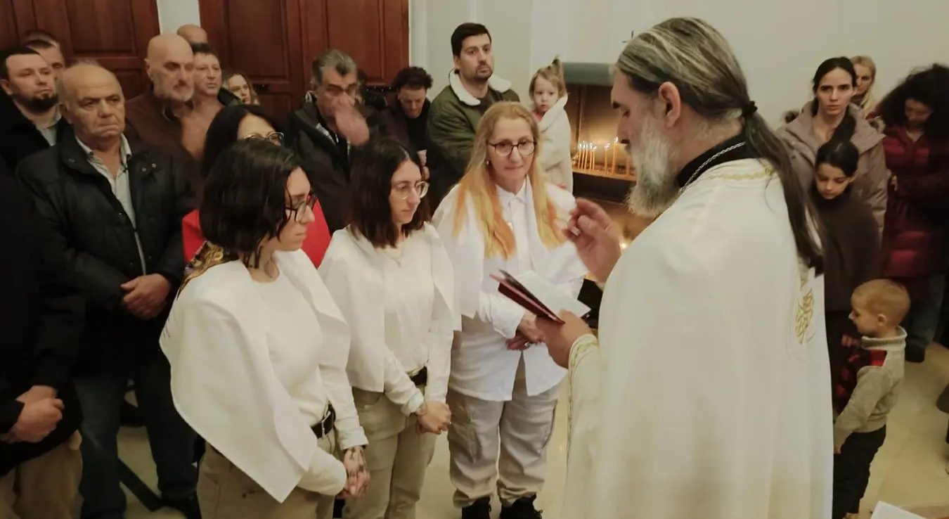 Двије кћерке и мајка поријеклом из Турске данас су се крстиле у једном од требињских храмова.