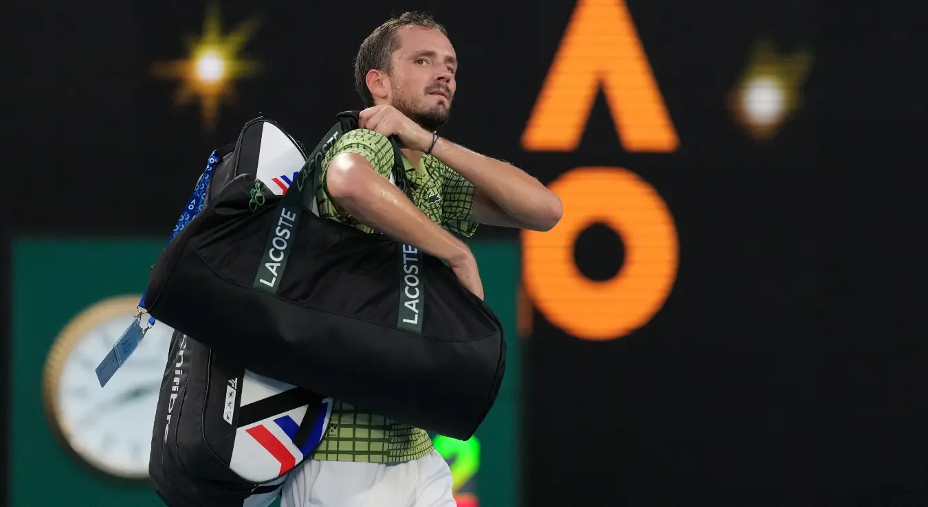 Руски тенисер Данил Медведев доживио је тежак пораз у осмини финала Аустралијан опена, пошто га је резултатски и играчки декласирао Американац Лернер Тиен.