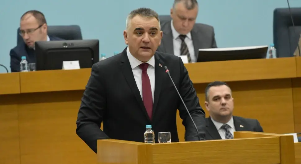 Посланици НСРС усвојили оставку Саве Минића