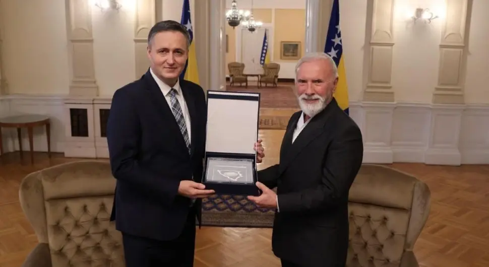 Бећировић додијелио непостојеће признање Дини Мерлину