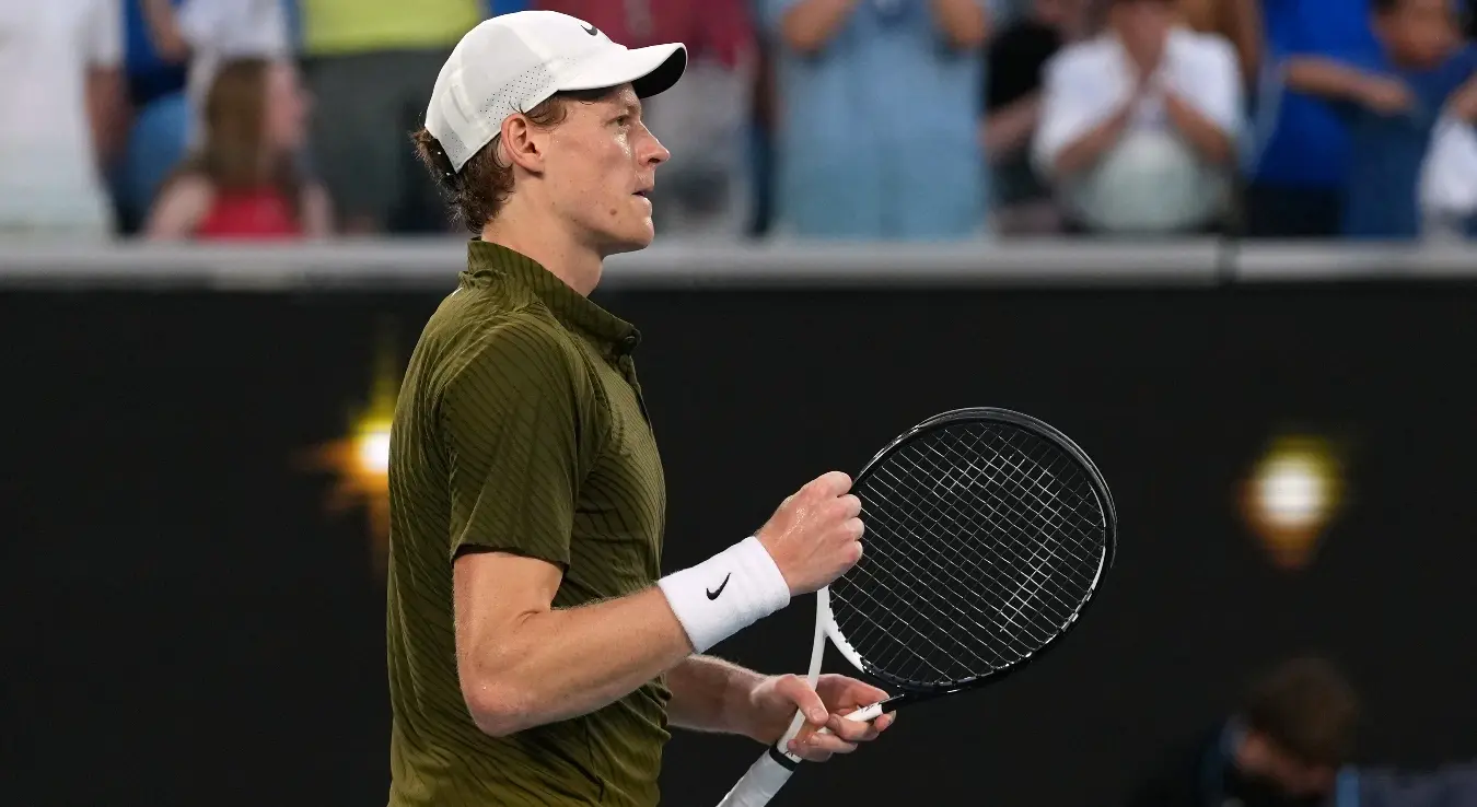 Други тенисер свијета, Италијан Јаник Синер пласирао се данас у четвртфинале Отвореног првенства Аустралије, пошто је побиједио сународника Лучана Дардерија са 6:1, 6:3, 7:6.