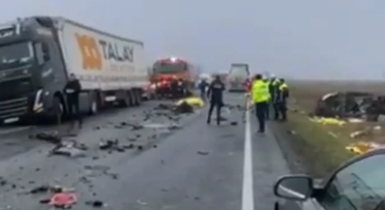 Седам навијача погинуло у судару комбија и камиона