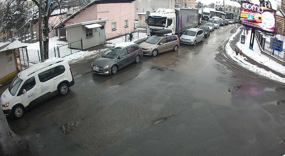 Дуге колоне на прелазима према Хрватској