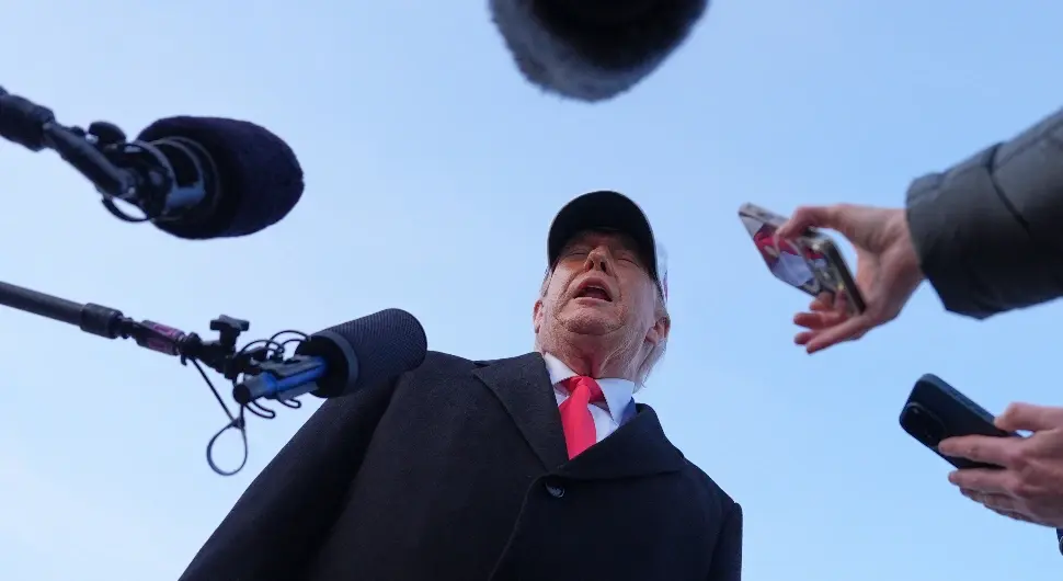 Трамп изгубио живце пред камерама, снимак се шири друштвеним мрежама: "Јеб* се!"