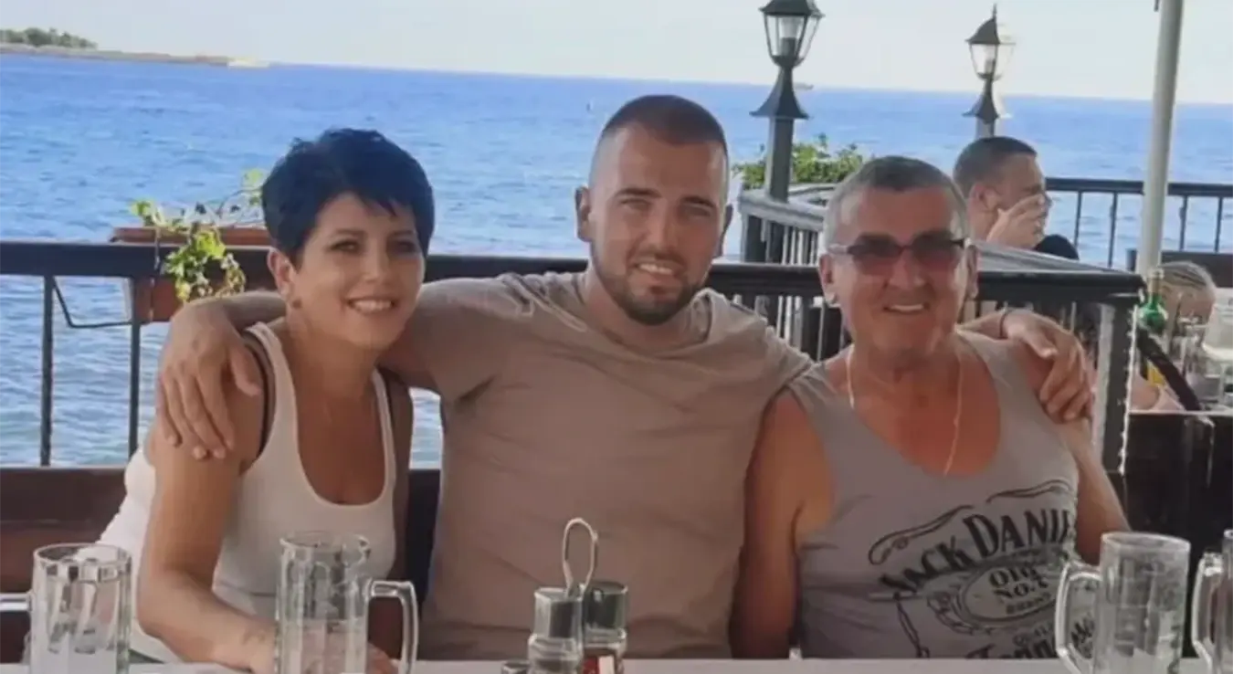 Аца Кос објавио слику са родитељима