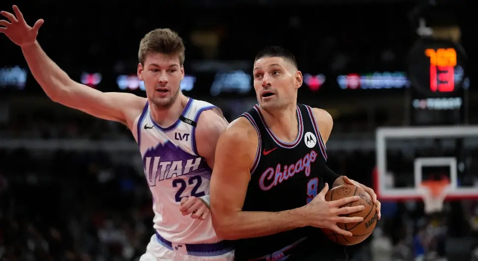 Крило Јута Џеза Кајл Филиповски (22), лијево, чува центра Чикаго Булса Николу Вучевића (9) током првог полувремена НБА кошаркашке утакмице у сриједу, 14. јануара 2026. године, у Чикагу.